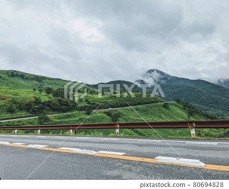 A tourist road that runs at the foot of Mt. Yufu in Yufu City, Oita Prefecture 80694828