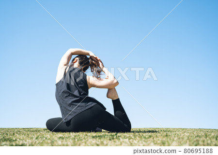 Exercise / Sports / Yoga (Pigeon pose) 80695188