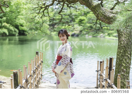 A woman in a yukata 80695568