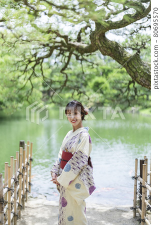 A woman in a yukata 80695570