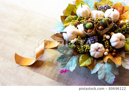 Flower arrangement of white pumpkin (artificial flowers) Flower arrangement of white pumpkin (artificial flowers) 80696122