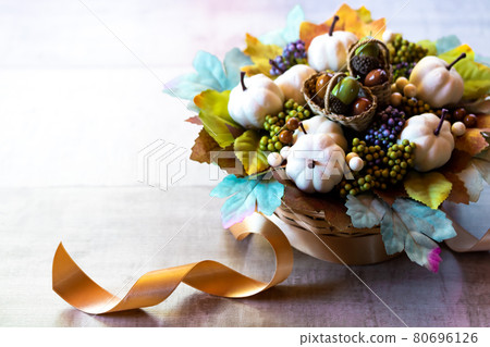 Flower arrangement of white pumpkin (artificial flowers) Flower arrangement of white pumpkin (artificial flowers) 80696126