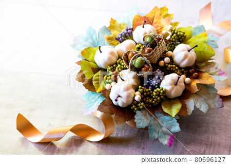 Flower arrangement of white pumpkin (artificial flowers) 80696127