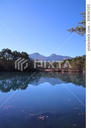 秋天的五色沼、毗沙門沼（福島縣北鹽原村） 80696505