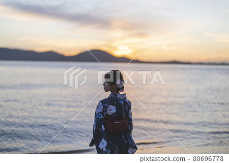 黃昏海中的浴衣女人 80696778
