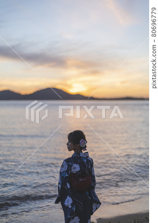 黃昏海中的浴衣女人 80696779