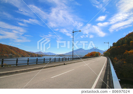 秋天的檜原湖和萬代山（福島縣北鹽原村） 80697024