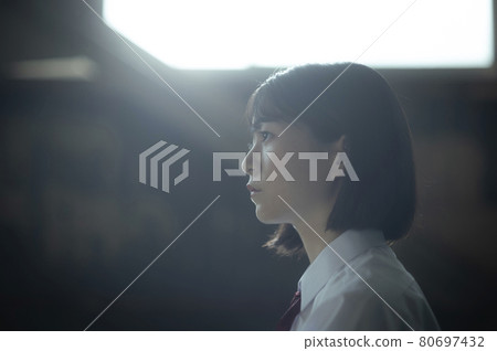 一個高中女生坐下來思考的畫像 一個高中女生坐下來思考的畫像 80697432