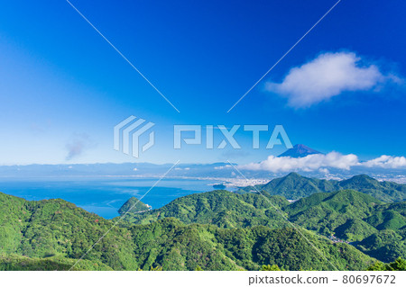 (靜岡縣)伊豆全景公園,從山頂看夏天的富士山 (靜岡縣)伊豆全景公園,從山頂看夏天的富士山 80697672