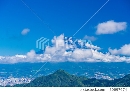 (靜岡縣)伊豆全景公園,從山頂看夏天的富士山 (靜岡縣)伊豆全景公園,從山頂看夏天的富士山 80697674