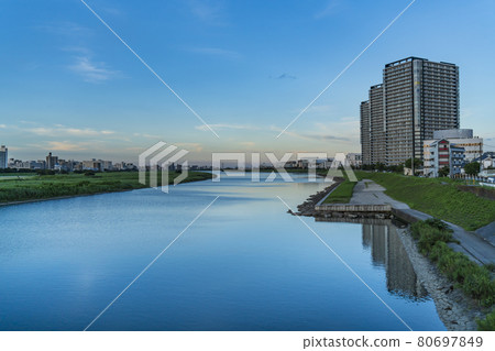 Evening scenery of the lower reaches of the Tama River as seen from Rokugo Bridge [Kanagawa Prefecture, Kawasaki City, Kawasaki Ward] 80697849