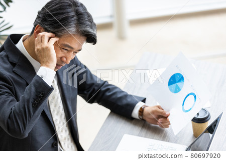 在書桌工作的商人 在書桌工作的商人 80697920