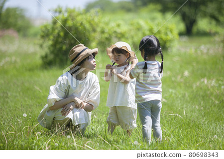 幼兒園老師和孩子們在田間玩耍 幼兒園老師和孩子們在田間玩耍 80698343