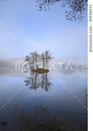 Lake Sohara in the fog (Kitashiobara Village, Fukushima Prefecture) 80698431