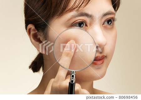 Enlarge the skin with a loupe 80698456