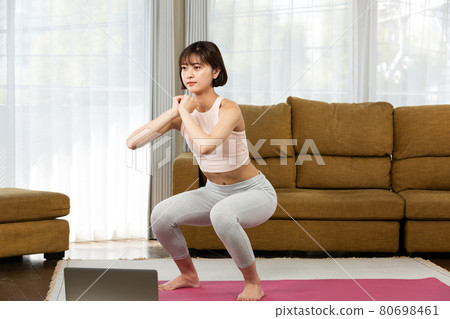 Woman doing squats 80698461