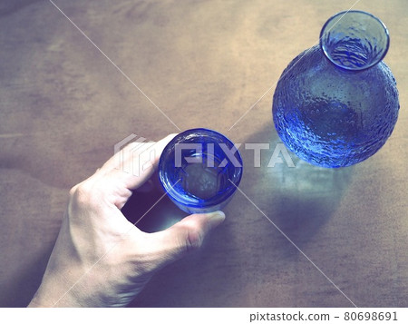 Drinking image Drinking image 80698691