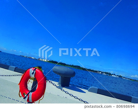 港口、浮標和海 港口、浮標和海 80698694