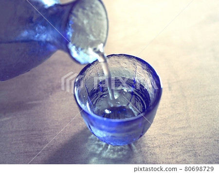Image of evening drink Blue glass Glass sake bottle 80698729