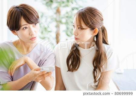 兩名女商人與後座的同事交談 兩名女商人與後座的同事交談 80699999