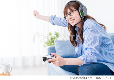 一個女人在房間裡玩網絡遊戲（網絡遊戲） 80700694