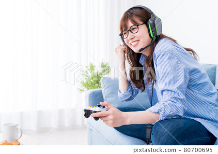 一個女人在房間裡玩網絡遊戲（網絡遊戲） 80700695