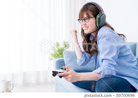 一個女人在房間裡玩網絡遊戲（網絡遊戲） 80700696