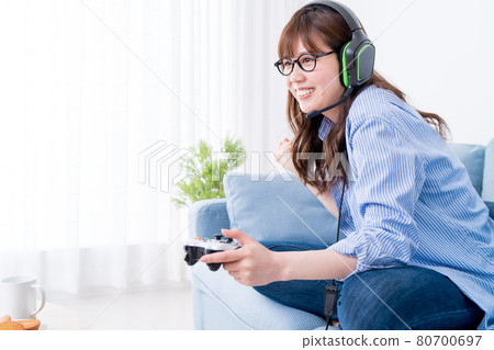 一個女人在房間裡玩網絡遊戲（網絡遊戲） 80700697