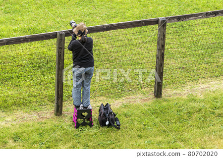 A female photographer who shoots the scenery of a guest ranch, Tomakomai City, Hokkaido 80702020