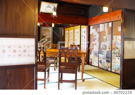 日式建築與西洋桌椅 80702229