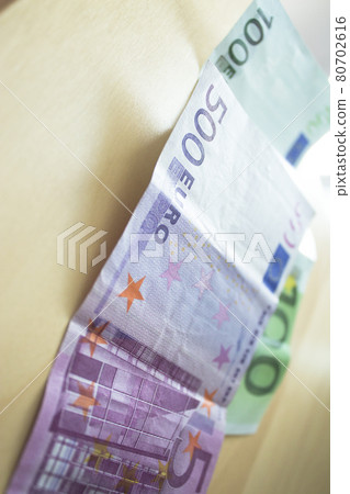 500 and 100 euros in official banknotes 80702616