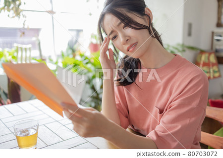 Young woman worried about seeing an invoice Young woman worried about seeing an invoice 80703072
