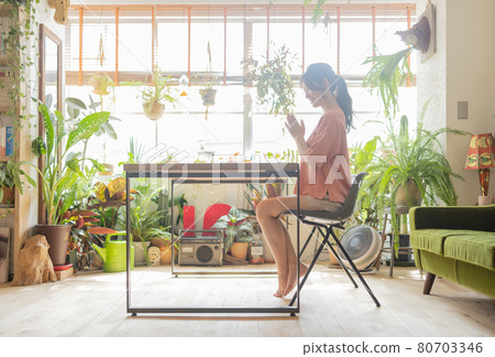 Young woman eating in the room 80703346