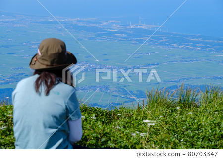 高山植物盛開的雲上花田鳥海山 高山植物盛開的雲上花田鳥海山 80703347