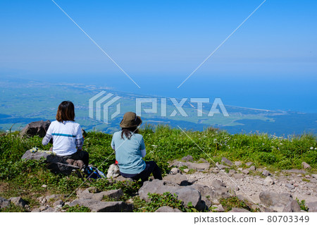 Mt. Chokai (Mt. Shogatake), a flower field above the clouds where alpine plants are in full bloom Mt. Chokai (Mt. Shogatake), a flower field above the clouds where alpine plants are in full bloom 80703349