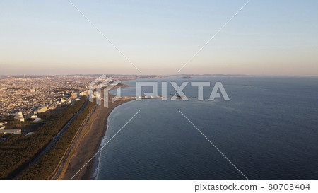 在日落的無人機鳥瞰湘南海灘 在日落的無人機鳥瞰湘南海灘 80703404