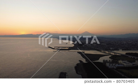 無人機鳥瞰日落和湘南海岸 80703405