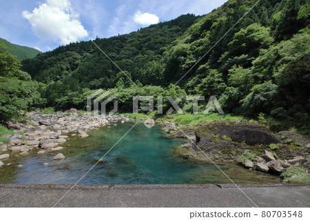 從堀高沉降橋初夏的景色(高知縣北川村) 從堀高沉降橋初夏的景色(高知縣北川村) 80703548