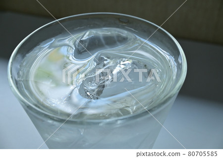 Cup, water and ice 80705585
