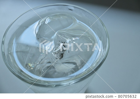 Cup, water and ice Cup, water and ice 80705632