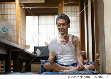 Senior male, intense heat, electric fan, Japanese-style room Senior male, intense heat, electric fan, Japanese-style room 80706104