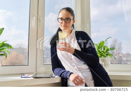 Business woman with glass of water with lemon 80706725