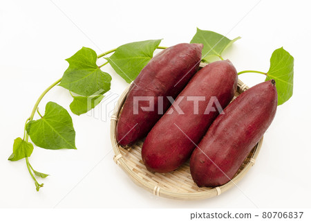 紅薯和紅薯與白色背景上的葉子 80706837