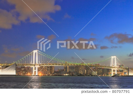Evening view of Tokyo Rainbow Bridge and Tokyo Waterfront 80707791