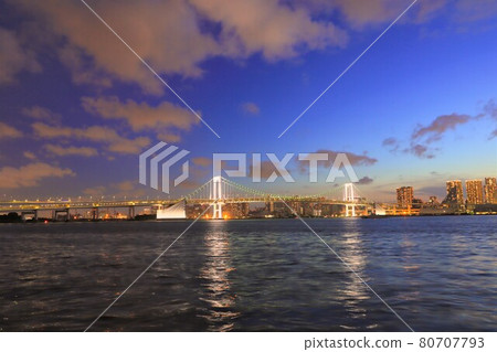 Evening view of Tokyo Rainbow Bridge and Tokyo Waterfront 80707793