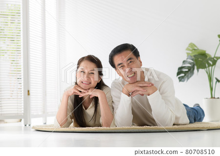 Senior couple lying down 80708510