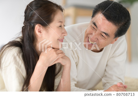 老年夫婦躺下談話 老年夫婦躺下談話 80708713