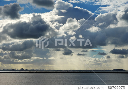 從Kemigawahama(千葉市美濱區)眺望東京晴空塔 從Kemigawahama(千葉市美濱區)眺望東京晴空塔 80709075
