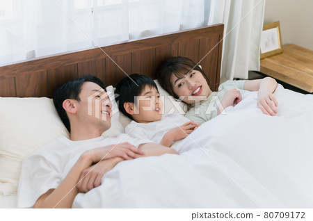 一個三口之家睡在臥室床上的河流形狀 80709172