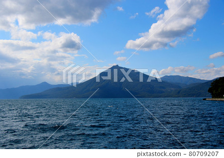 俯瞰支笏湖、背後的活火山和惠庭山。 80709207